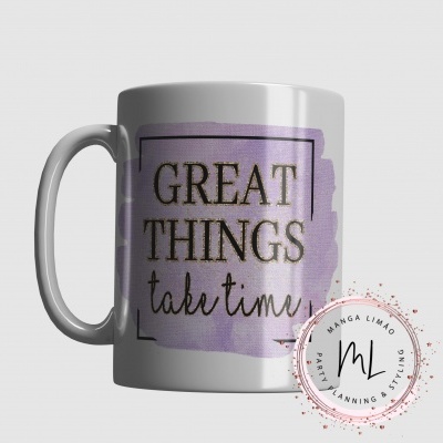 Caneca branca com texto 'GREAT THINGS take time' sobre fundo roxo