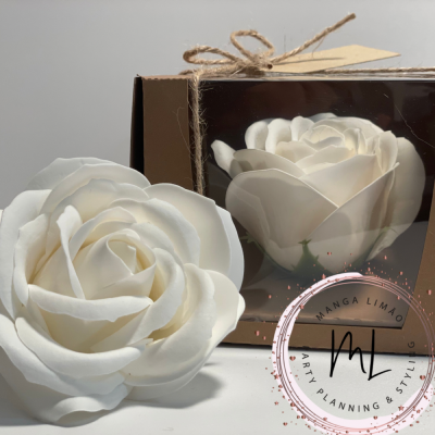 Flor branca decorativa em caixa castanha com janela plástica e selo redondo MANGA LIMÃO