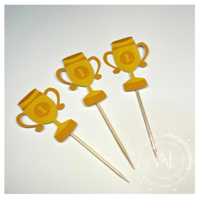 Toppers de bolo em forma de troféus amarelos com o número 1