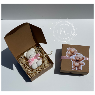 Caixa de presente castanha com ursinho branco e fita rosa