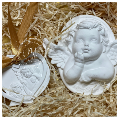 Decorações angélicas em gesso branco sobre palha decorativa