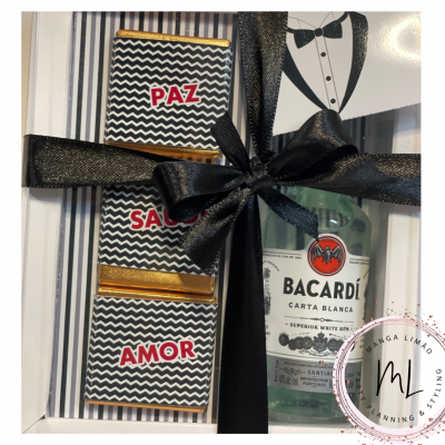 caixa presente com chocolates embalados e garrafa de rum Bacardí