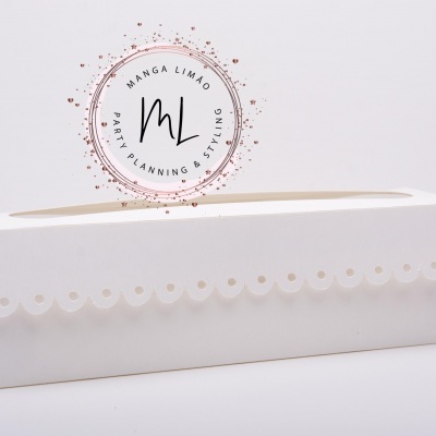 Caixa branca retangular para embalagem com recortes decorativos em fundo branco