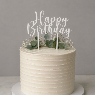 Bolo de aniversário branco decorado com folhas e flores e topper Happy Birthday