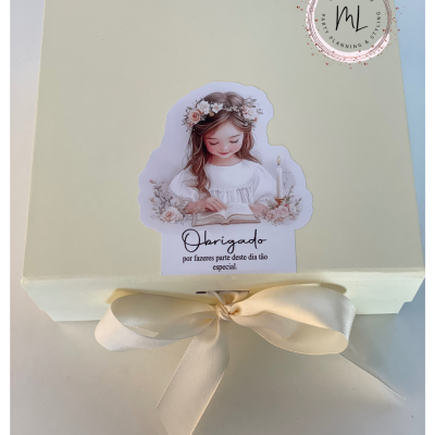 Caixa de presente branca com laço creme e etiqueta ilustrada, selo MANGA LIMA PLANING & DESIGN