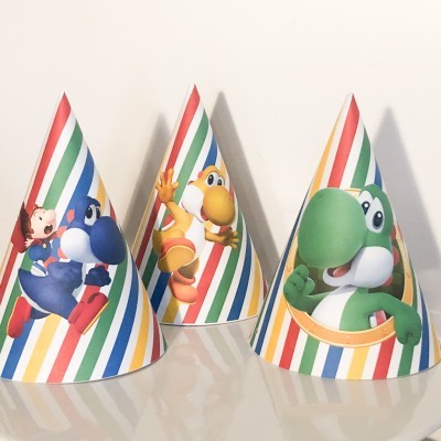 Três chapéus de festa com personagens da Nintendo e riscas coloridas
