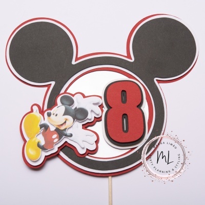 Decoração de festa com cabeça do Mickey Mouse, número 8 vermelho e imagem do Mickey em palito de madeira