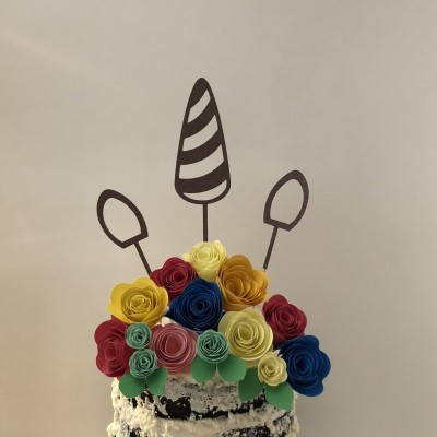 Topo de bolo com flores coloridas em papel e cone riscado em preto e branco