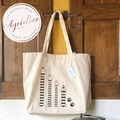 Saco de tecido com desenho de cães e pegadas