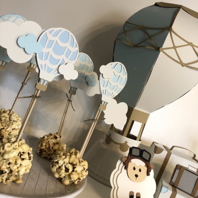 Doces com decoração de balões de ar quente e caixa decorativa temática