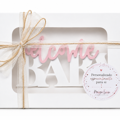 Caixa branca com laço e decoração em madeira rosa e branco com texto