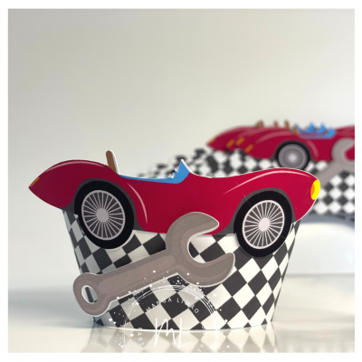 Forma de cupcake com padrão xadrez e decoração de carro vermelho e chave inglesa cinza