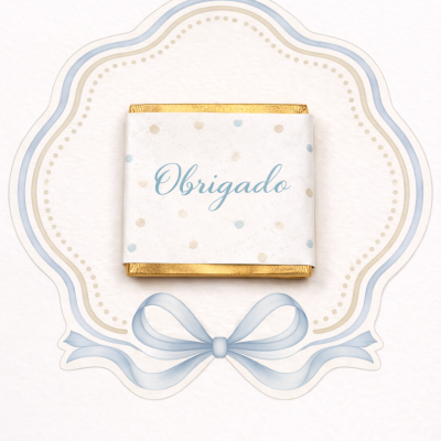 Chocolate pequeno com embalagem branca e dourada e palavra Obrigado em papel, em fundo branco com laço azul.