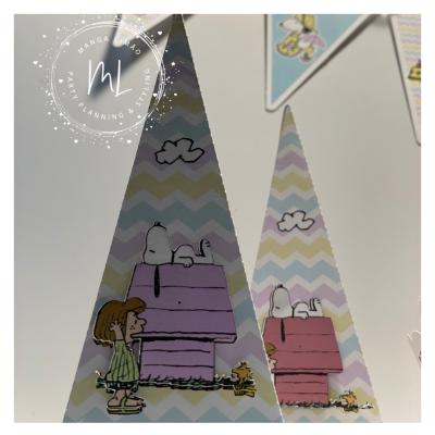Cones de papel coloridos com ilustrações do Snoopy e casinha para decoração de festa