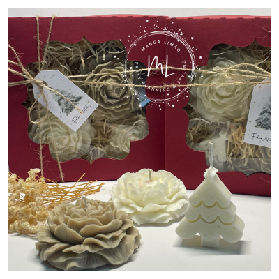Velas decorativas em forma de flor e árvore com embalagem vermelha e etiquetas de Natal