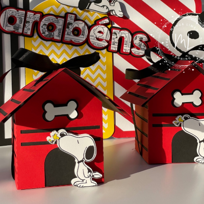 Duas caixas vermelhas em forma de casinha de cão com desenho do Snoopy e osso branco