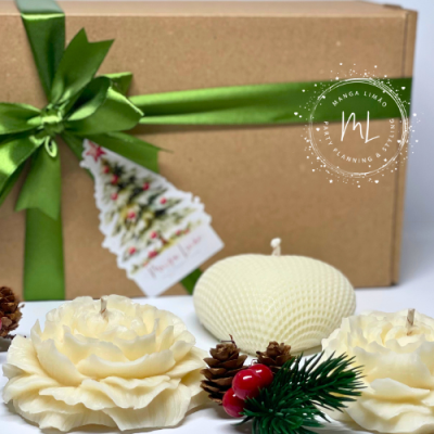 Velas decorativas creme com elementos naturais e caixa de presente com fita verde