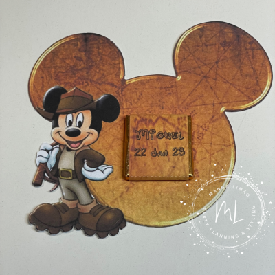 Suporte em forma de cabeça do Mickey Mouse com Mickey explorador e texto