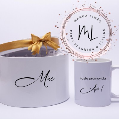 Chávena e caixa brancas com texto em preto e laço dourado no fundo