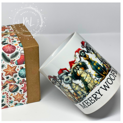 Caneca branca com cães de natal e caixa decorada natalícia