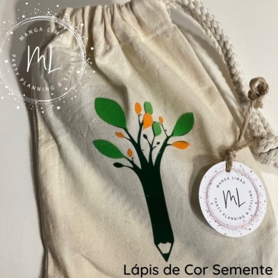 Saco de algodão cru com cordão e estampa de lápis em forma de árvore colorida