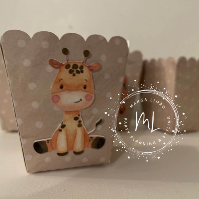 Caixa de papel cinzenta com bolinhas brancas e desenho de girafa sorridente.