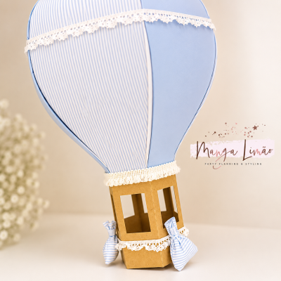 Balão decorativo azul claro com padrões às riscas e renda branca