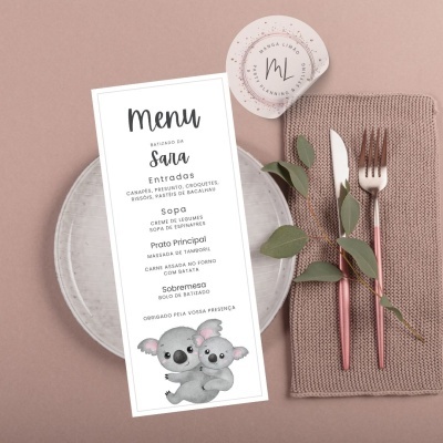 Menu sobre prato com talheres e guardanapo num fundo bege-púrpura