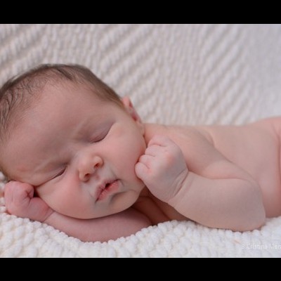 Bebé recém-nascido a dormir numa manta branca
