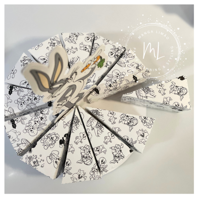 Caixa em forma de fatia de bolo com padrão de personagens e texto MANGA LIMÃO ML BRAZIL ENTERTAINING