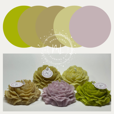 Velas decorativas em forma de flores coloridas com etiquetas redondas brancas.