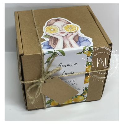 Caixa de cartão embrulhada com cordel e etiqueta temática de limão