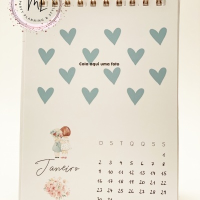 Calendário de mesa para janeiro com corações azuis e ilustração de casal