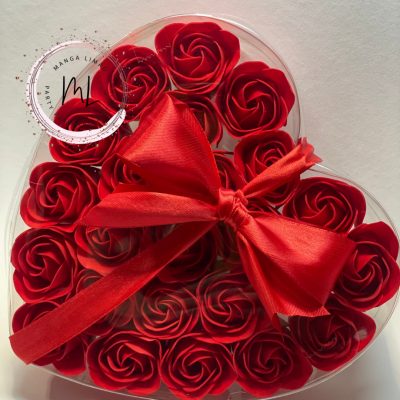 Caixa coração com flores vermelhas de tecido e laço vermelho