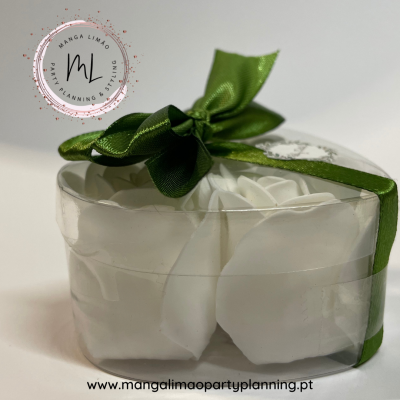 Flores brancas artificiais em caixa transparente com fita verde e laço