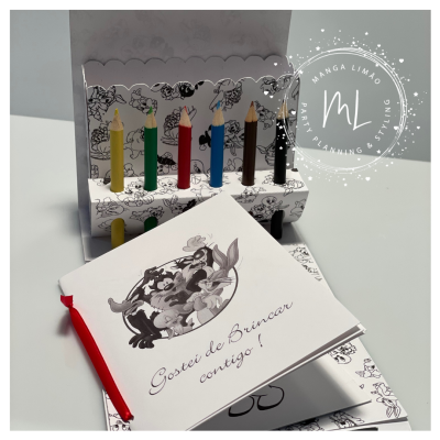 Lápis de cor coloridos em estojo decorado com livro infantil em fundo branco