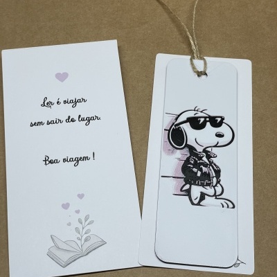 Etiquetas de papel com desenho Snoopy e texto em português