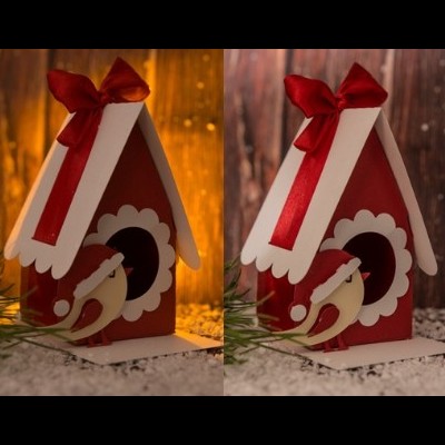 Caixa de presente em forma de casinha vermelha com laço, sobre neve artificial, fundo de luzes e madeira