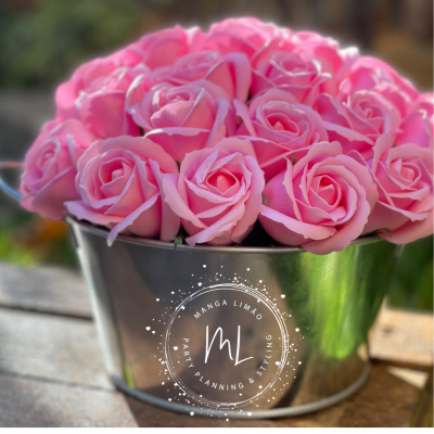 Arranjo de flores artificiais rosas em vaso metálico prateado com logotipo