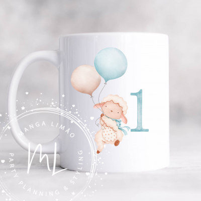 Caneca branca com ilustração de ovelha, balões e número 1