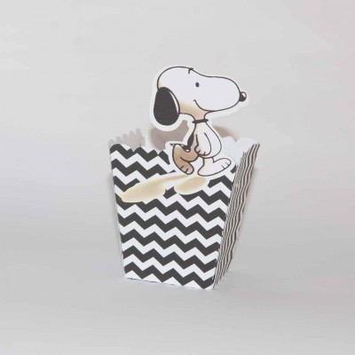 Caixa pequena em zig-zag preto e branco com figura do Snoopy