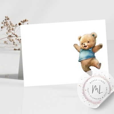 Cartão branco com ilustração de ursinho castanho com camisola azul