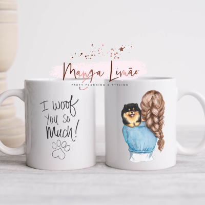 Duas canecas brancas, uma com texto e pata, outra com ilustração de mulher e cão.