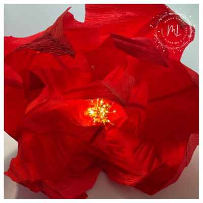 Flor decorativa vermelha de papel com luzes LED no centro