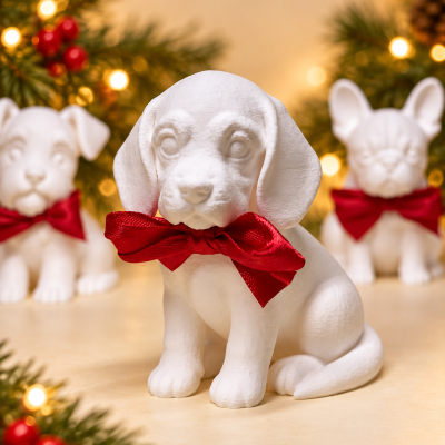 Estatuetas de cães brancos com laços vermelhos em ambiente de Natal