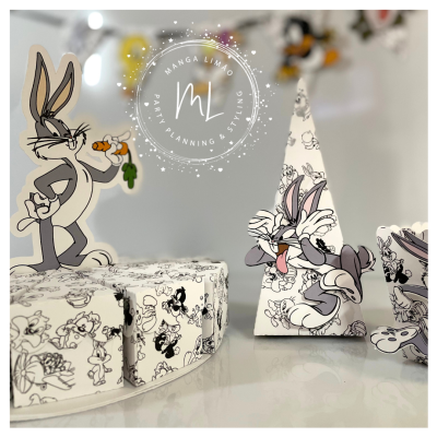 Artigos de festa com tema de Pernalonga em branco e preto, incluindo caixas e recortes do personagem.