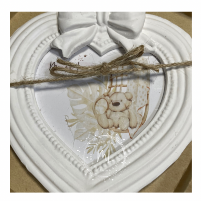 Moldura branca coração com laço, corda de juta e imagem de ursinho beige