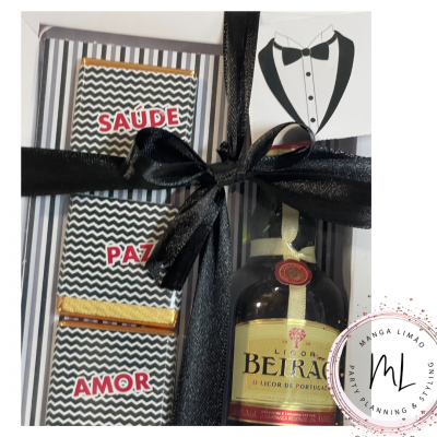 Conjunto presente com licor Beirão e chocolates com embalagens a preto e branco e palavras SAÚDE, PAZ, AMOR