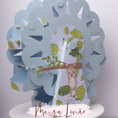 Roda gigante decorativa de papel azul claro com folhas verdes e bicho preguiça