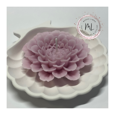 Vela decorativa rosa em forma de flor numa base branca em forma de concha